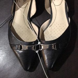 NWT comfortable FLATS